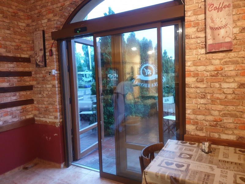 RECORD Automataajtók 1 fix 1 mozgò automata ajtò telepìtèsünk veresegyhàzi ètterembe egyedi szinterezèssel