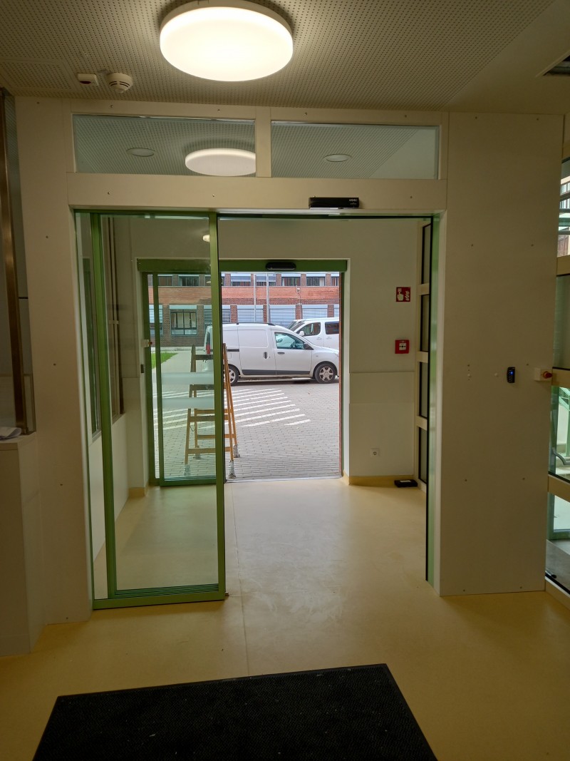 RECORD Automataajtók 1 fix 2 mozgó teleszkópos fotocellás automata ajtó kivitelezésünk az Újbudai Szent Kristóf Szakrendelőben.