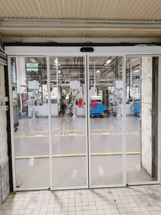 RECORD Automataajtók 2 fix 2 mozgòs fotocellàs ajtò telepìtèsünk autòalkatrèsz gyàrtò üzembe