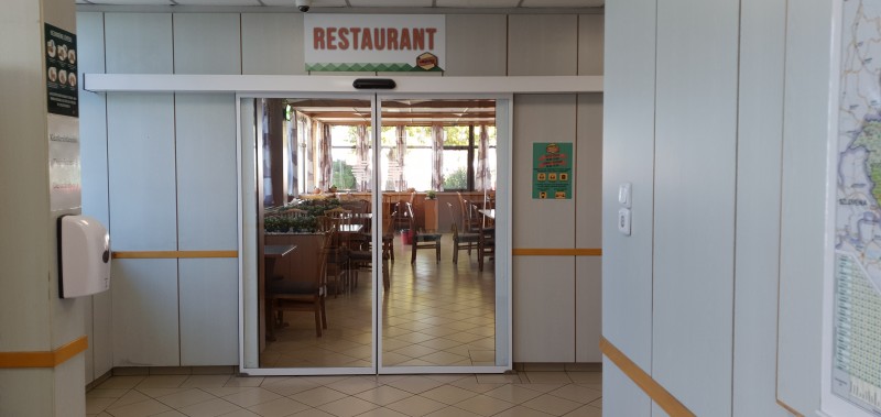 RECORD Automataajtók 2 mozgó szárnyas automata ajtó tervezésünk és beépítésünk Bicskén