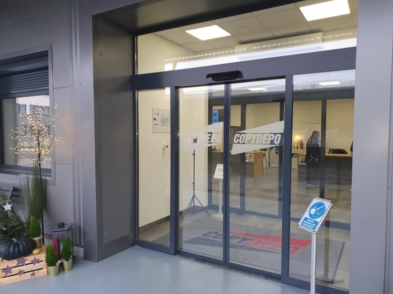 RECORD Automataajtók 2 mozgószárnyas fotocellás ajtó telepítésünk biztonsági és hőszigetelt üvegezéssel a Copy Depo Kft-nél.
