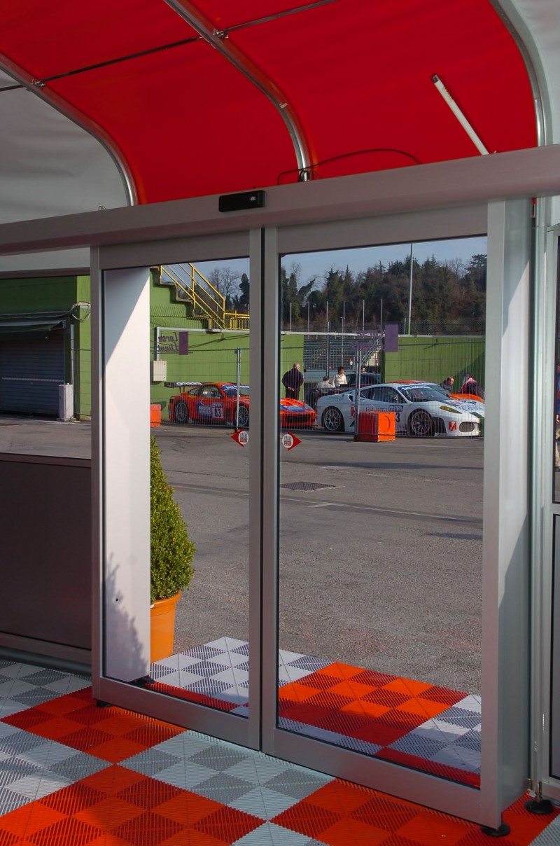 RECORD Automataajtók A Ferrari is a Ditec automata ajtónkat választotta