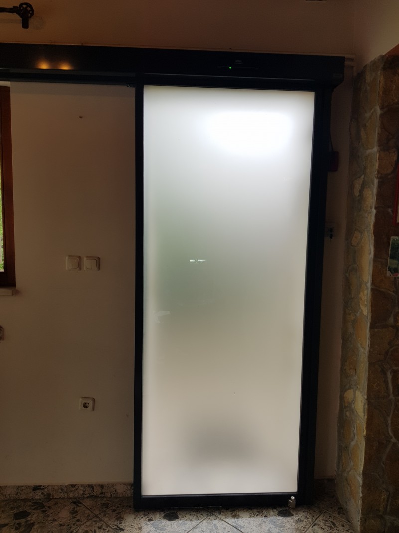 RECORD Automataajtók Antracit színű, savmart üvegezésű automata üvegajtó telepítésünk zsámbéki étterem, panzióban.