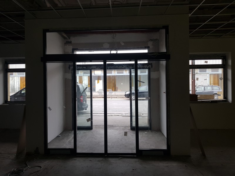 RECORD Automataajtók Antracit szìnű alumìnium portàlszerkezet telepìtèsünk automata ajtòval