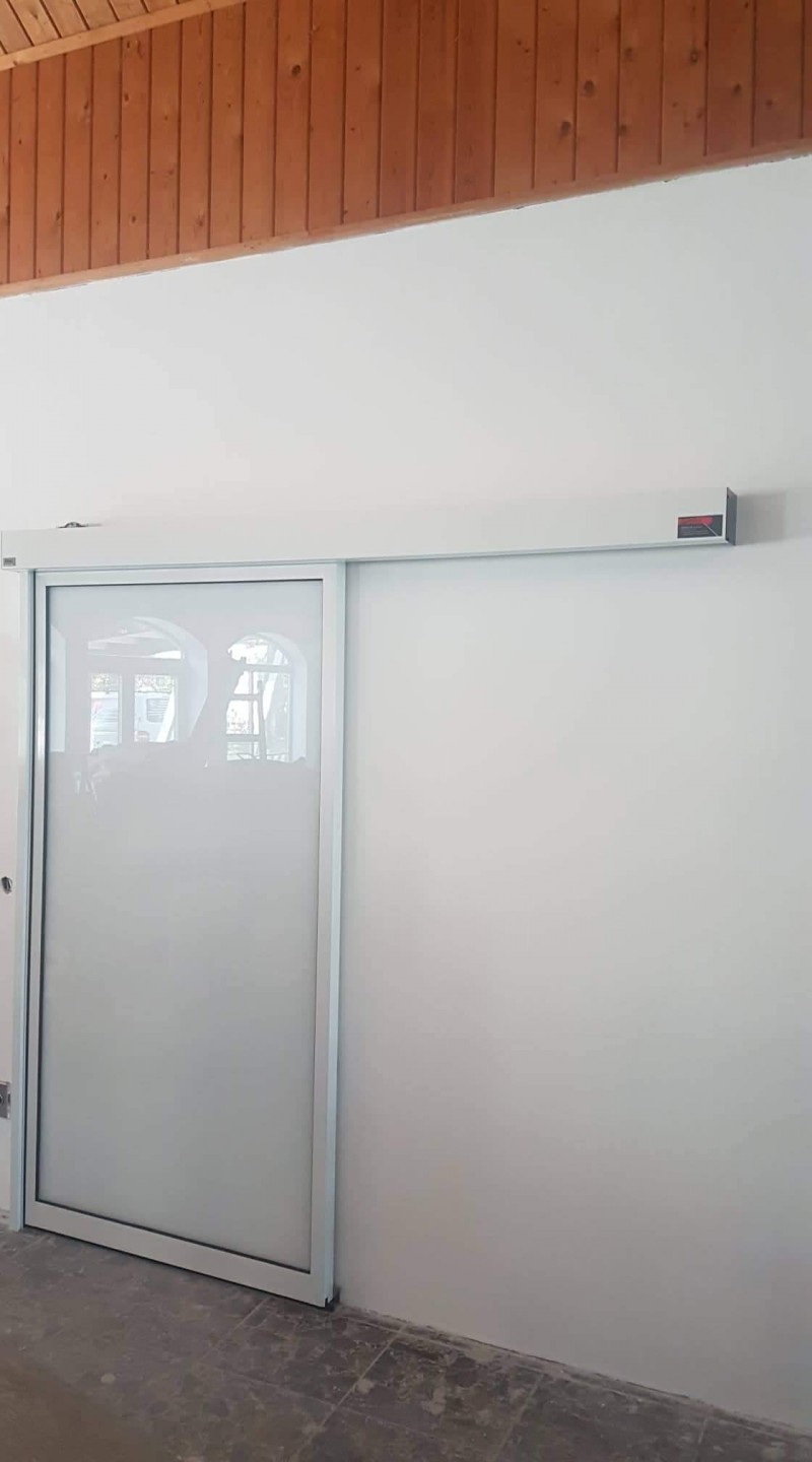 RECORD Automataajtók Automata ajtò telepìtèsünk, egyedi matt fòliàs üveggel. Zànka Resort.