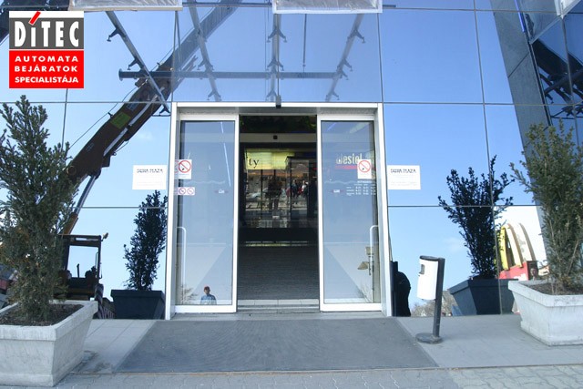 RECORD Automataajtók Automata ajtó a Duna Plázában, Ditec