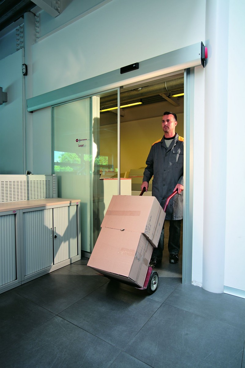 RECORD Automataajtók Automata ajtóval a rakodás is könnyebb