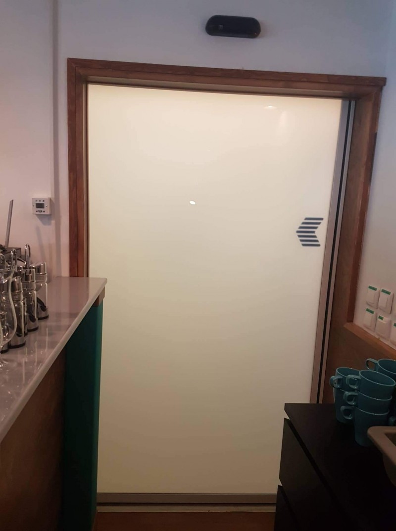 RECORD Automataajtók Bp. 14. kerületi exkluzìv ètterembe 1 mozgòs automata ajtò telepìtèsünk