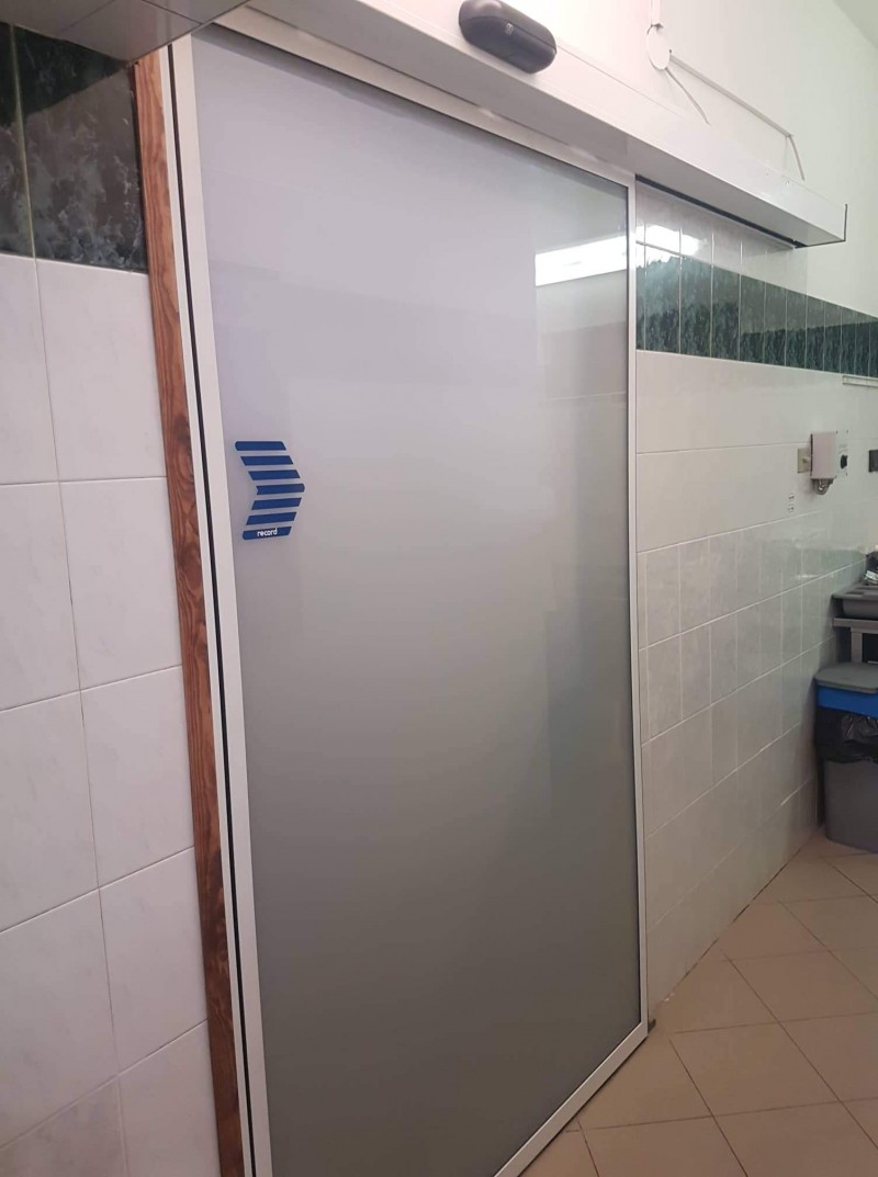 RECORD Automataajtók Bp. 14. kerületi exkluzìv ètterembe 1 mozgòs matt fòliàs automata ajtò telepìtèsünk