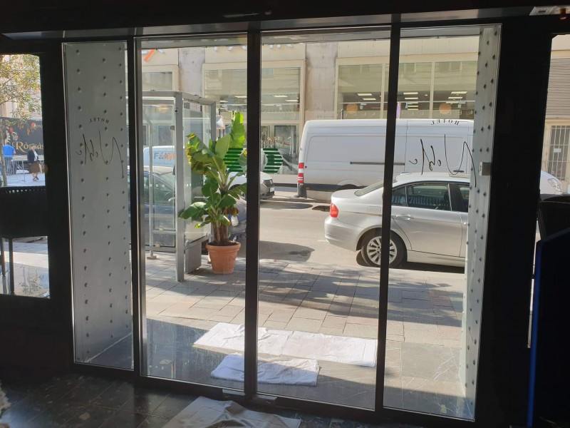 RECORD Automataajtók Budapesten exkluzìv szàllodàba telepìtett automata ajtònk.