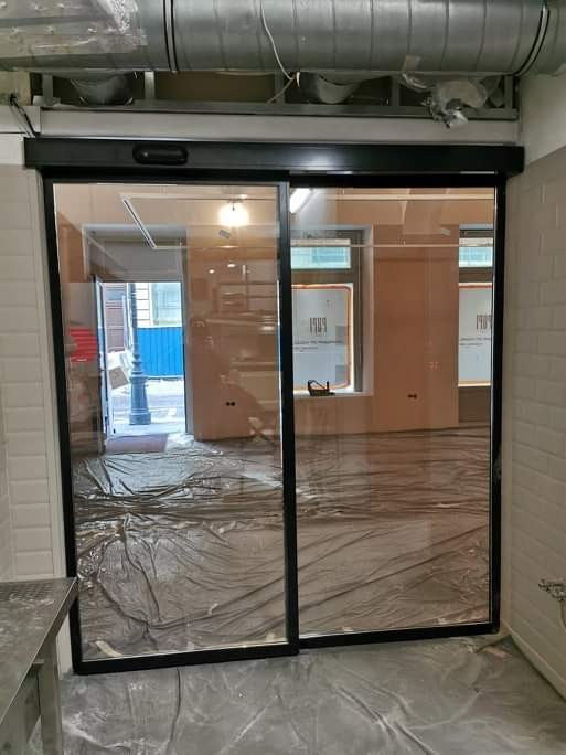 RECORD Automataajtók Fotocellàs ajtò telepìtèsünk budapest belvàrosi ùjonnan nyìlò exkluzìv Olasz ètterembe