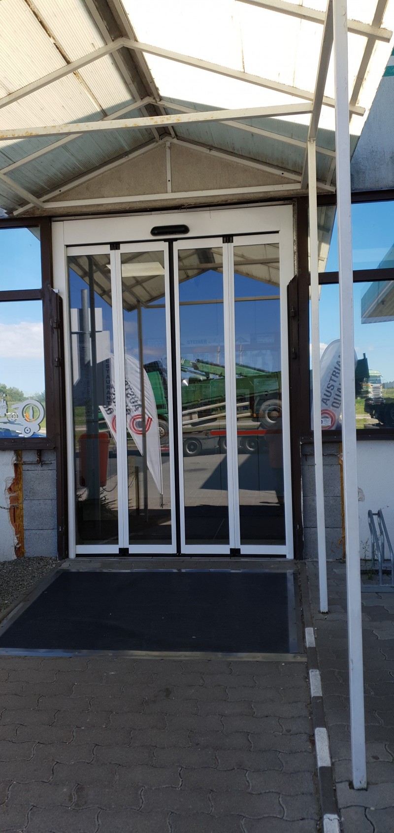 RECORD Automataajtók Harmónika automata ajtó tervezésünk és beépítésünk Bicskén