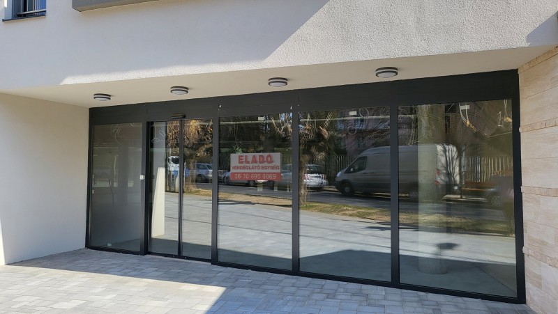 RECORD Automataajtók Homlokzati hőszigetelt üvegezésű és beltéri biztonsági üvegezésű fotocellás ajtók kivitelezése Hévízen