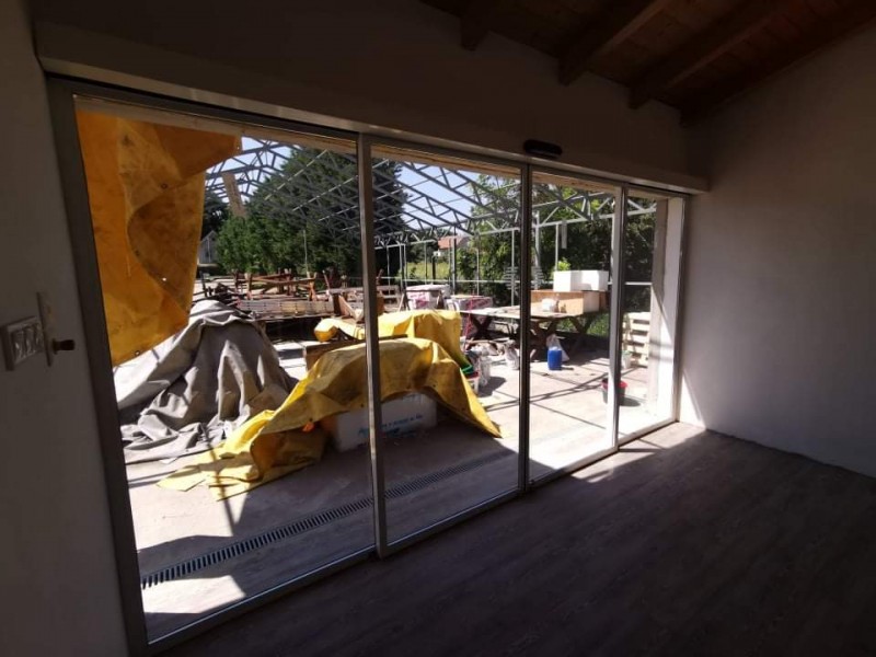 RECORD Automataajtók Hőszigetelt üvegezésű zsiliprendszer alapján működő fotocellás ajtó telepítéseink Vértesbogláron