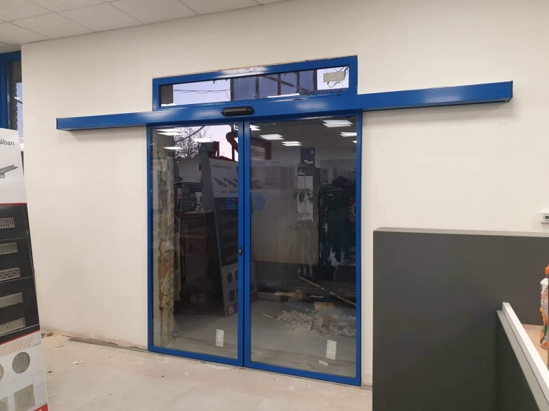 RECORD Automataajtók Hőszigetelt üveggel, felülvilàgitòval,  mozgàsèrzèkelő radarral működő 2 szàrnyas automata ajtò telepìtèsünk