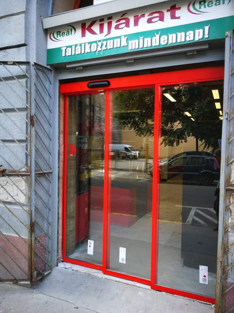 RECORD Automataajtók Èlelmiszerüzletbe telepìtett teleszkòpos automata ajtò telepìtèsünk