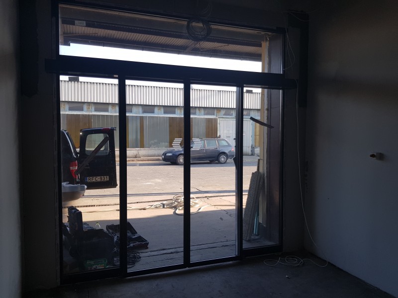 RECORD Automataajtók Portàlszerkezet es oldalra mozgòs automata ajtò telepìtésünk Bp.-i èpülő raktàrba