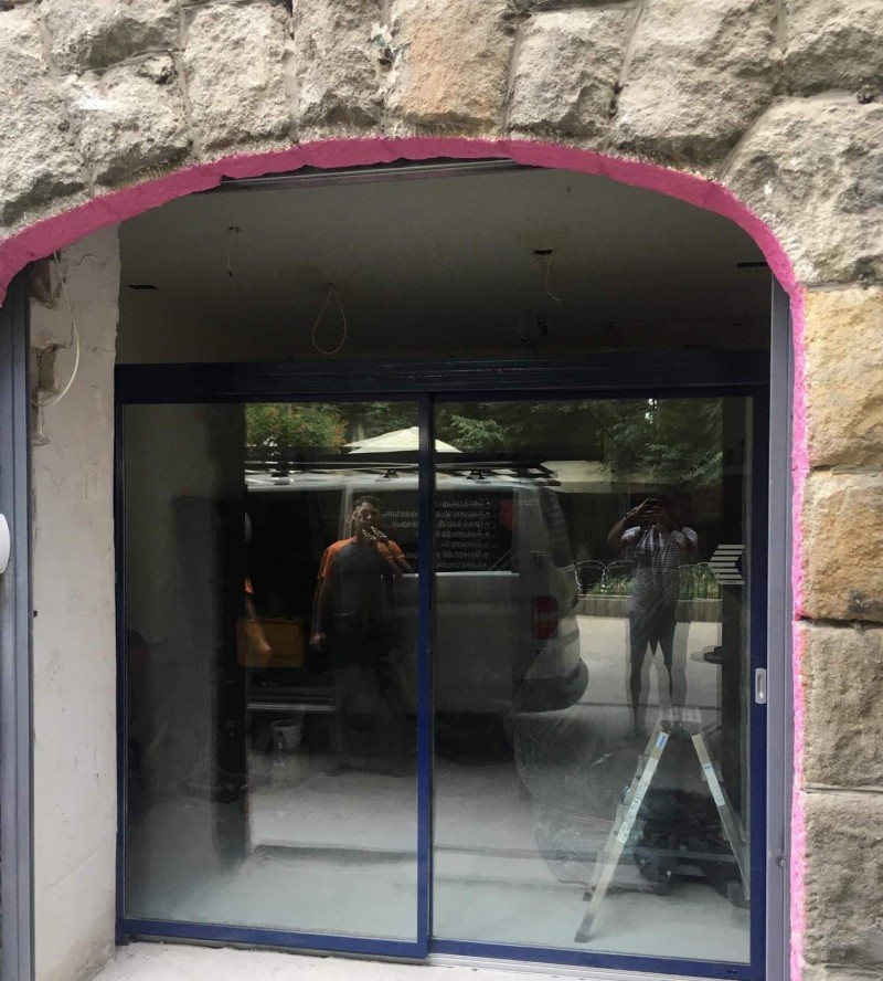 RECORD Automataajtók Teleszkópos automata üvegajtó telepítésünk a hamarosan nyíló Lövőház utcai fagyizóhoz.