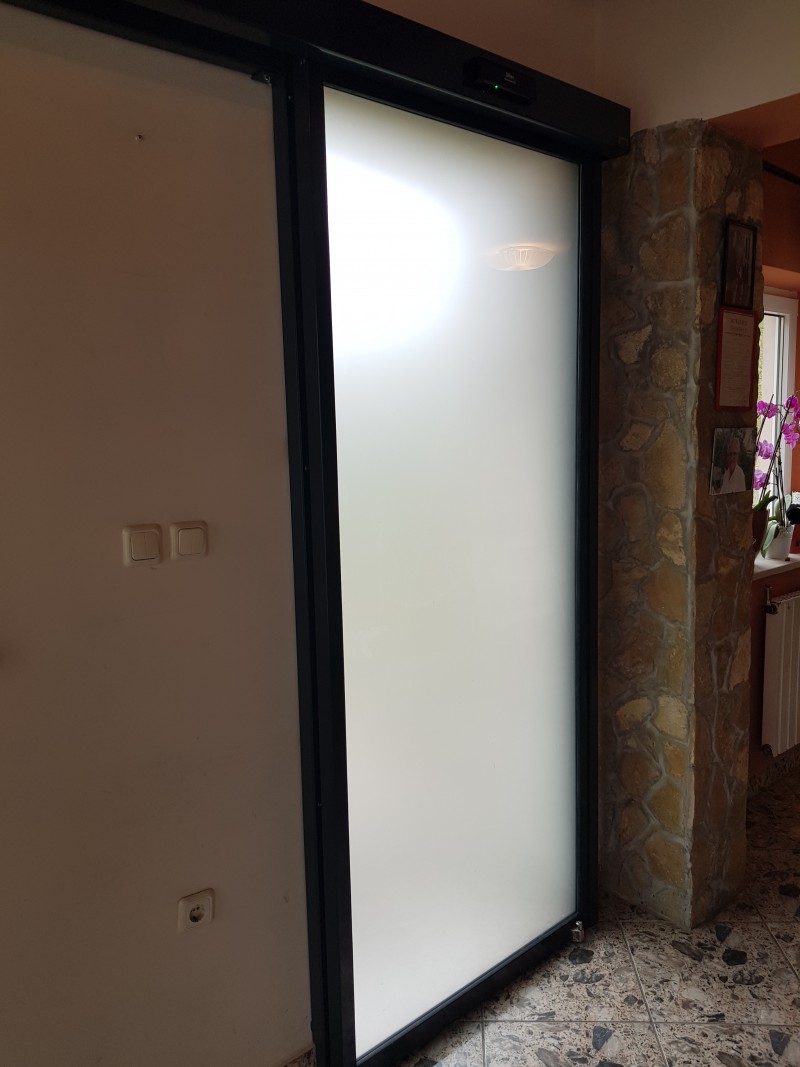 RECORD Automataajtók Zsámbéki étterembe telepített savmart üvegezésű automata ajtónk.